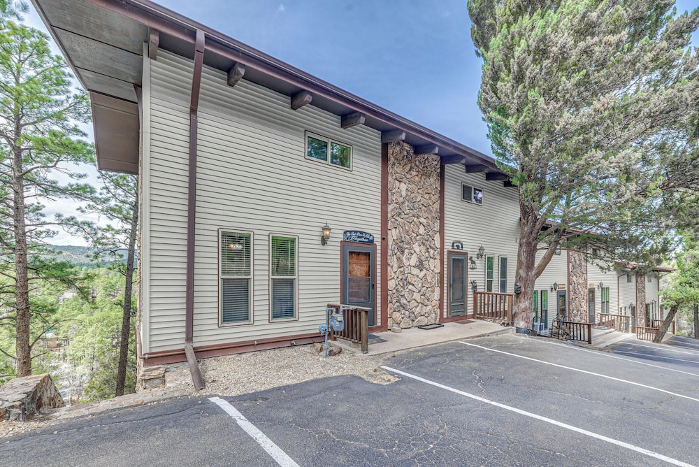 Half-mi to Midtown: Family Retreat w/ Mtn Views!