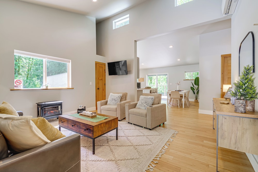 Deck, Hot Tub & Views: Sleek Getaway in Index!