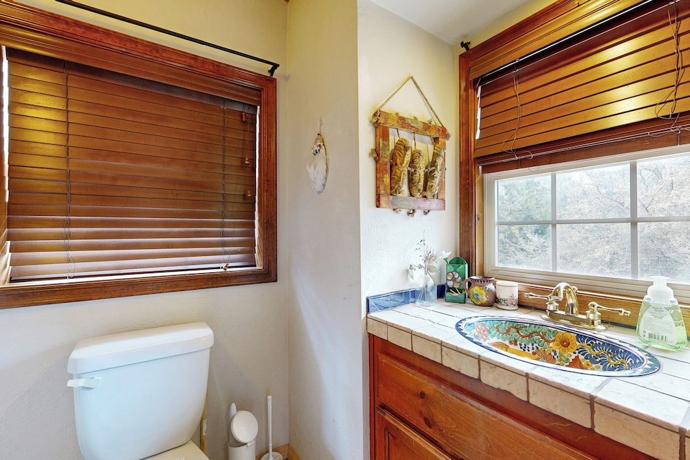 Mountain & Lake View Dog-friendly Retreat
