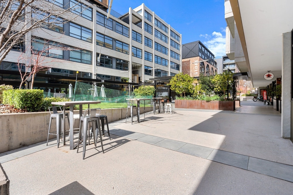 Bright Kingston Stay With Balcony Access