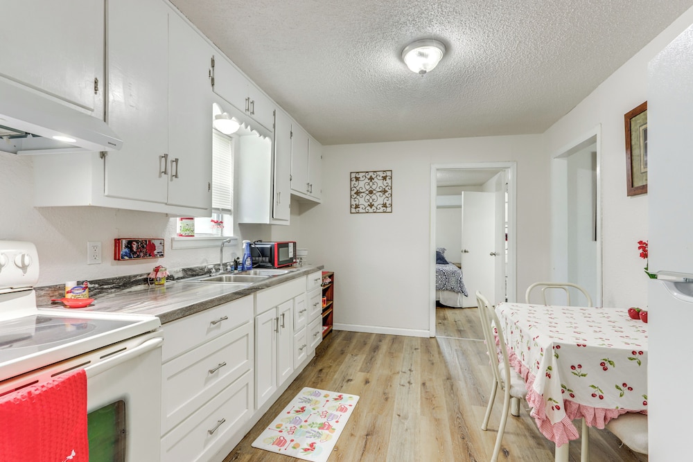 1 Mi to Main St Joplin: Cozy Home w/ Shared Yard!