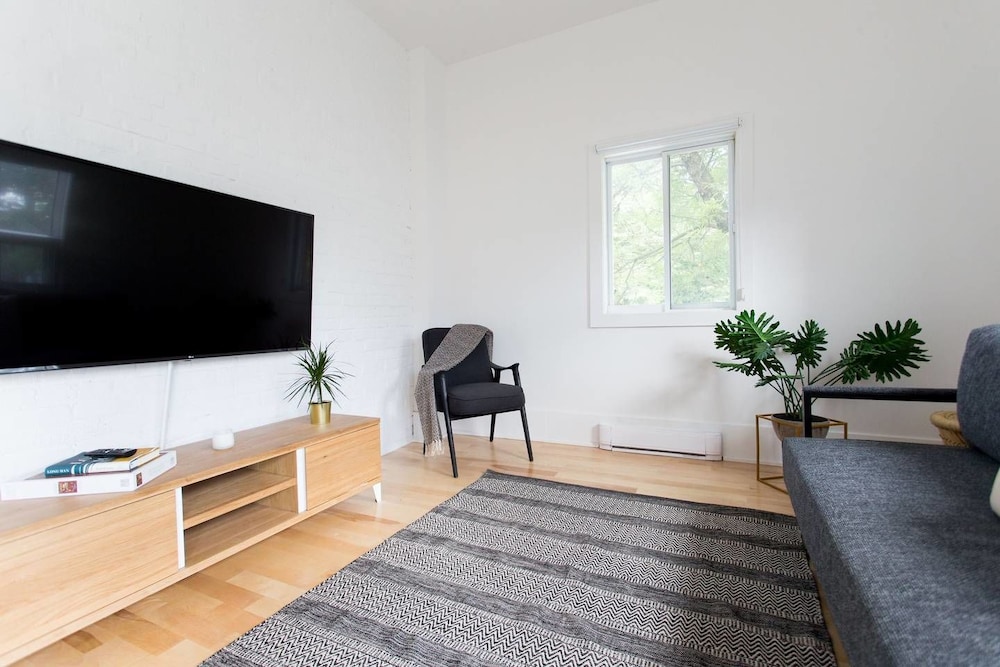 Stylish & Unique 3 Bdr Flat With Parking! view 5