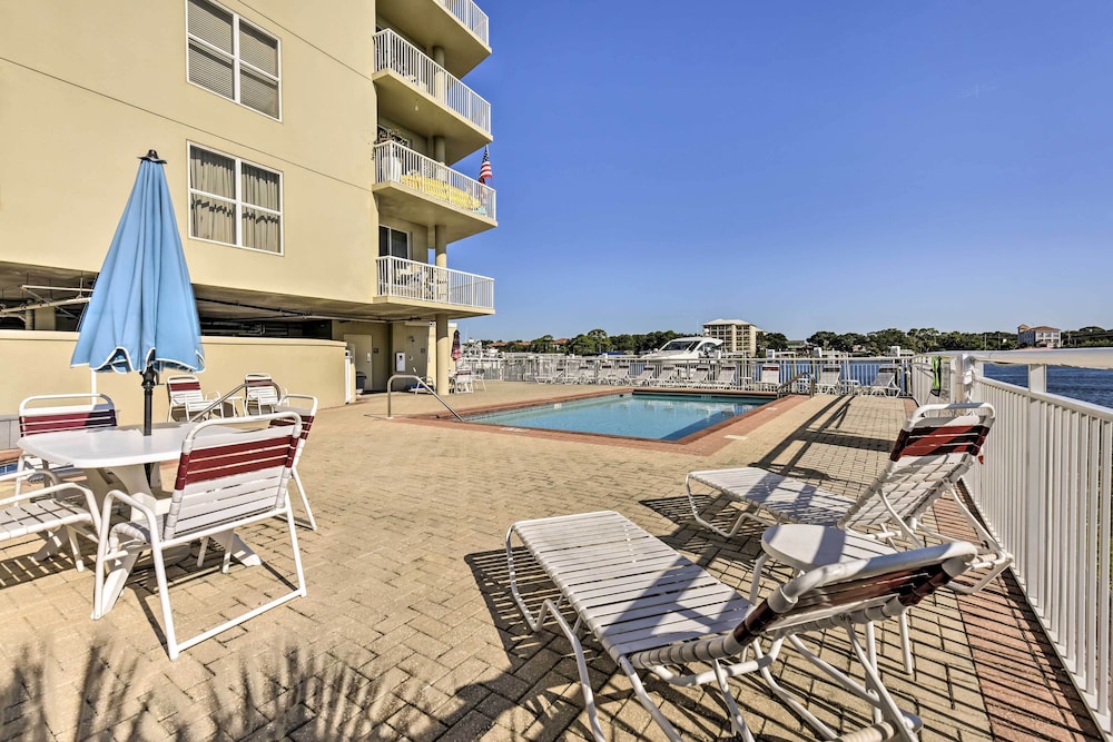 Walk to Sand! Modern Okaloosa Island Condo