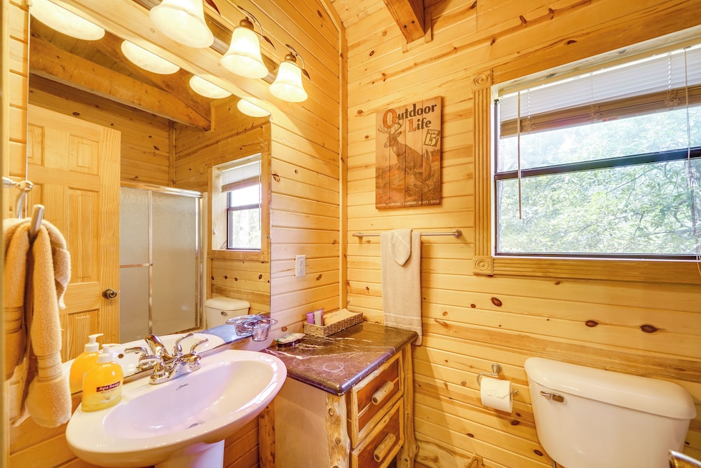 3 Mi to State Park & Lake: Broken Bow Cabin!