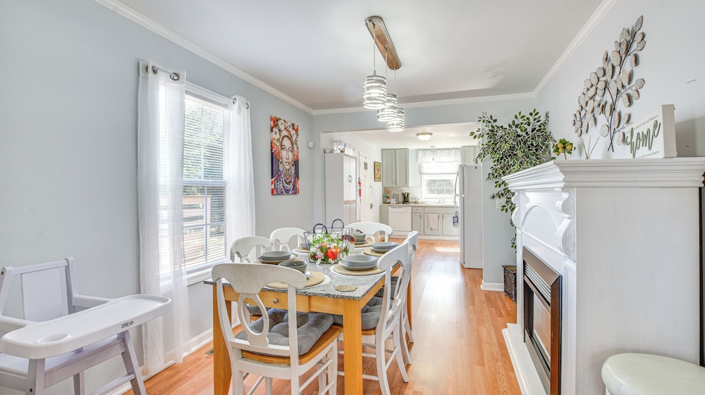 9 Mi to Downtown: Sanford Home w/ Hot Tub