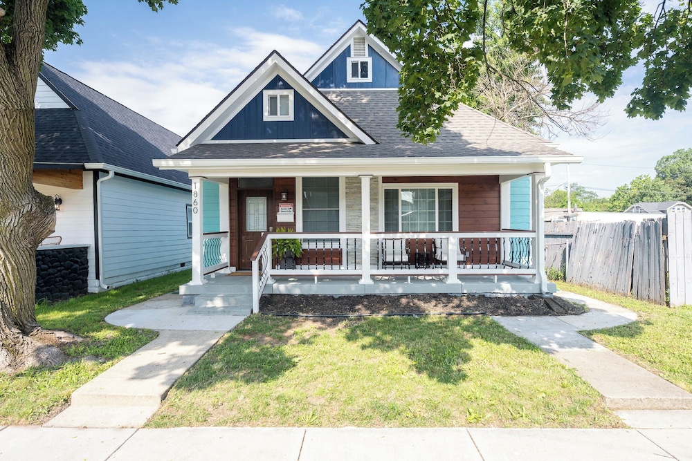 Spacious 5-Bedroom Blue Bungalow
