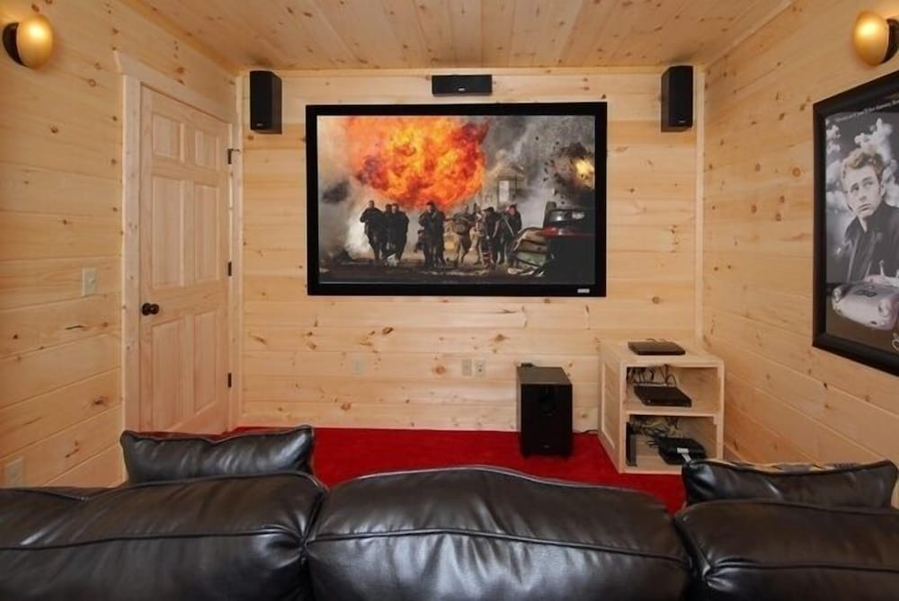 Smoky's Summit - 4 Bedrooms, 4 Baths, Sleeps 14 Home by RedAwning