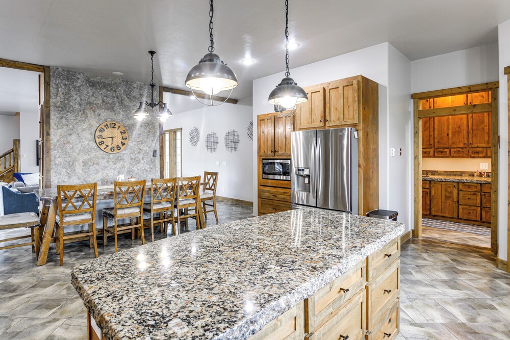 Spacious Afton Home: Patio, Grill & Mountain Views