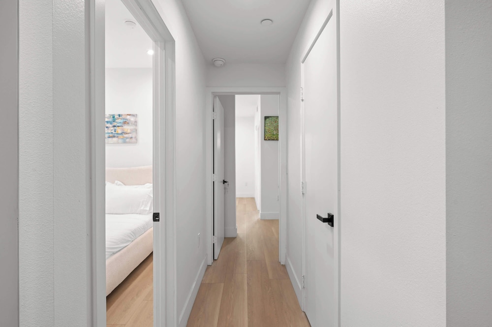 Not Affected by the Fire/modern Spacious Home With Parking & Fully Equipped Kitchen #3