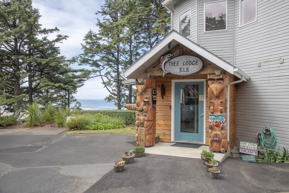Tyee Lodge Oceanfront B&B view 4