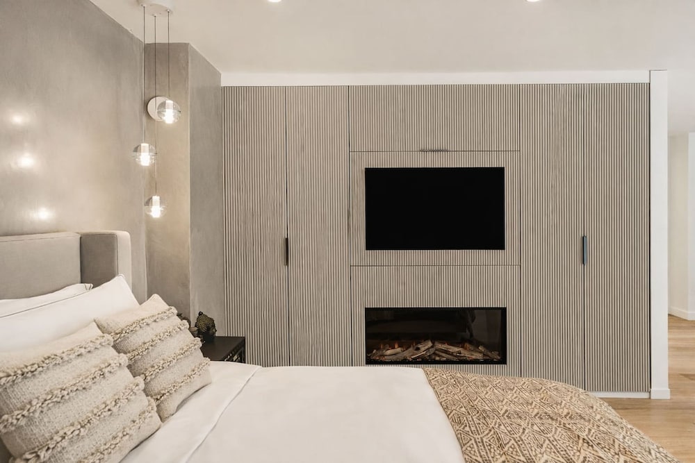 London Mews Home w Glass Atrium Terrace
