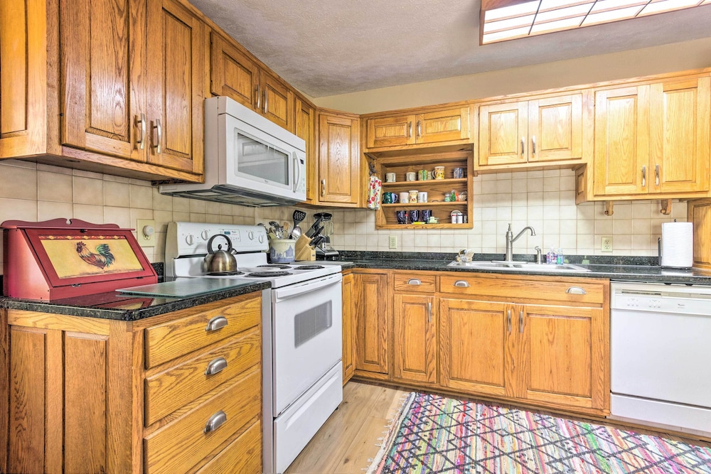 Rustic-yet-cozy Cabin w/ Patio, 12 Mi to Asheville