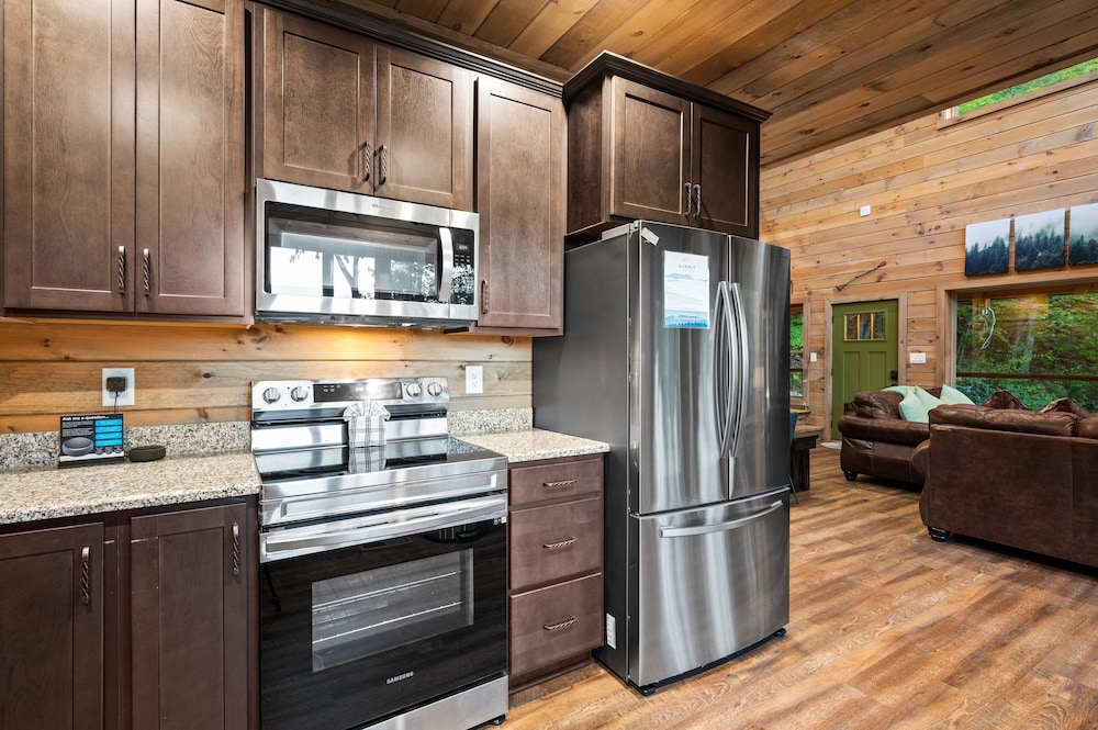 Goodness Gracious 3 Bedroom Cabin by RedAwning - Property Image 39
