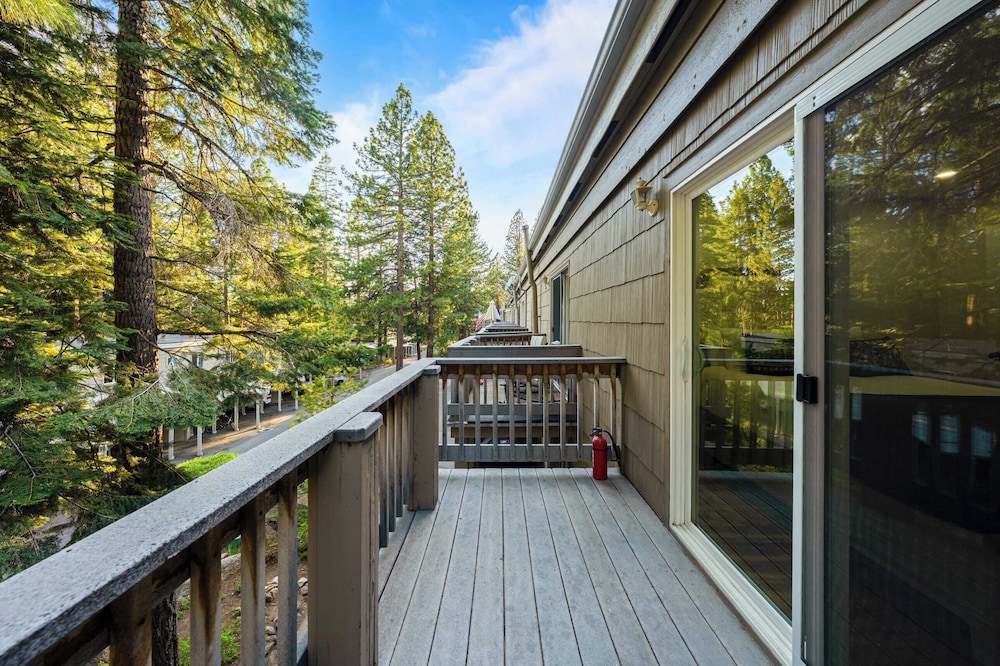 Cozy Forest Hideaway in Incline Village Private Balcony Sierra Solace by Avantstay