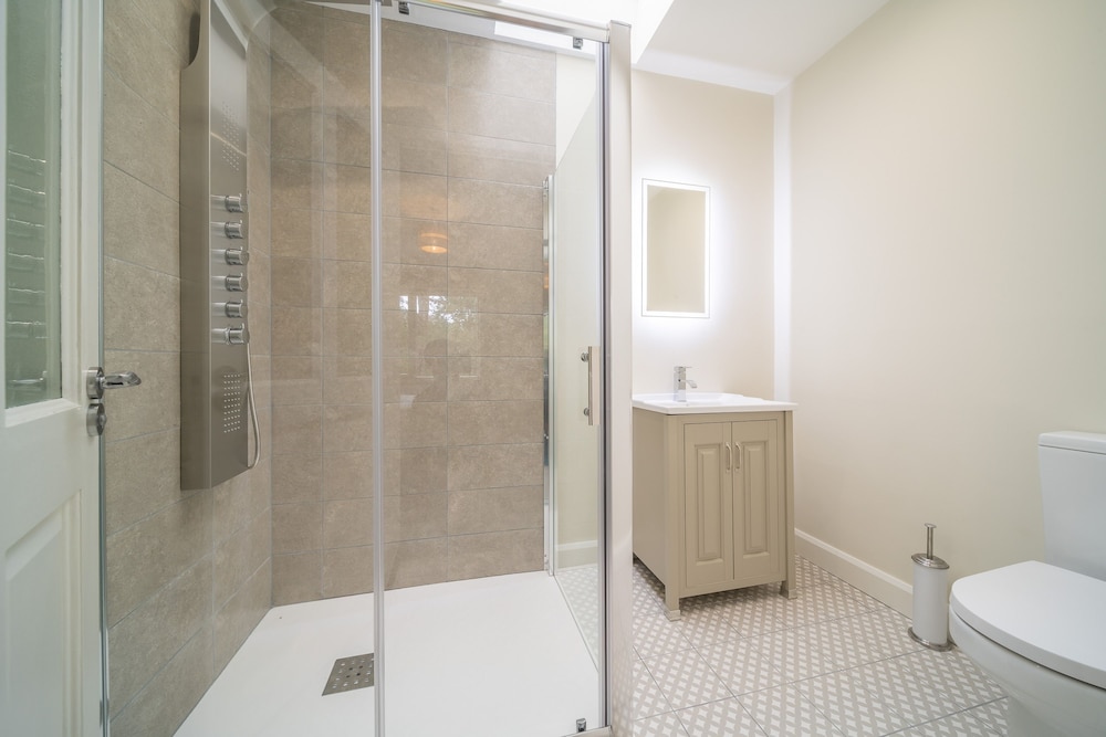 Luxury 5 Bedroom Home With Outdoor Jacuzzi and Indoor Sauna