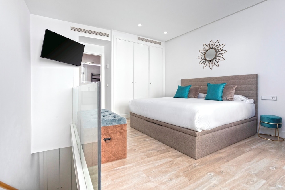 Marvelous 2-bedroom Apartment With Terrace in Triana. Castilla II