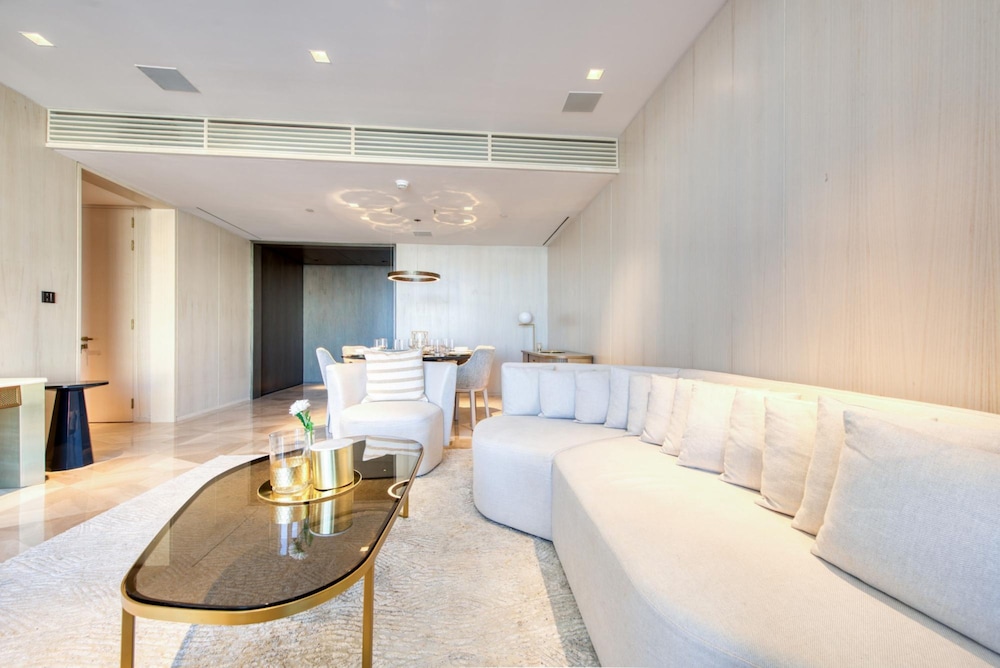 Vibrant Getaway in a Classy Five Palm Jumeirah Apt