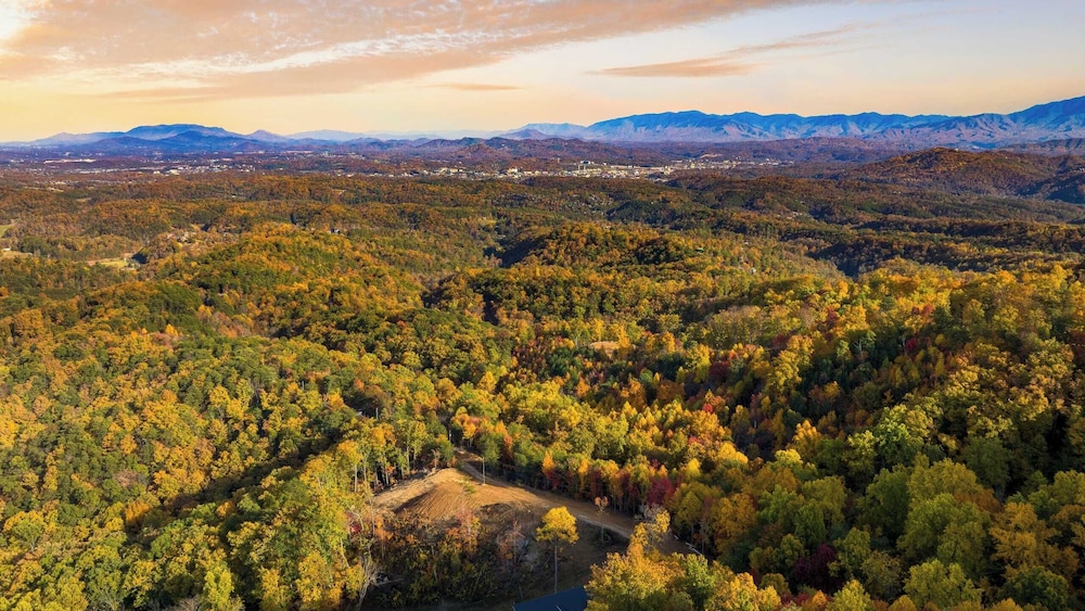 Luxury Group Retreat w/ Indoor Pool, Arcade & 56-mile Views Grand Vista Retreat