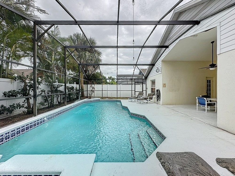 Incredible 4 Bed Pool/spa Home, Minutes To Disney 4 Bedroom Villa