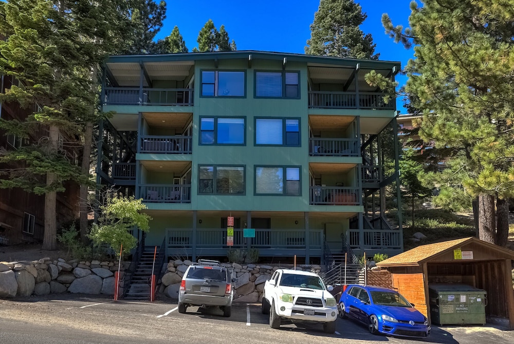 Ski In, Ski Out! 3 BDR Steps From Stagecoach Lift view 5