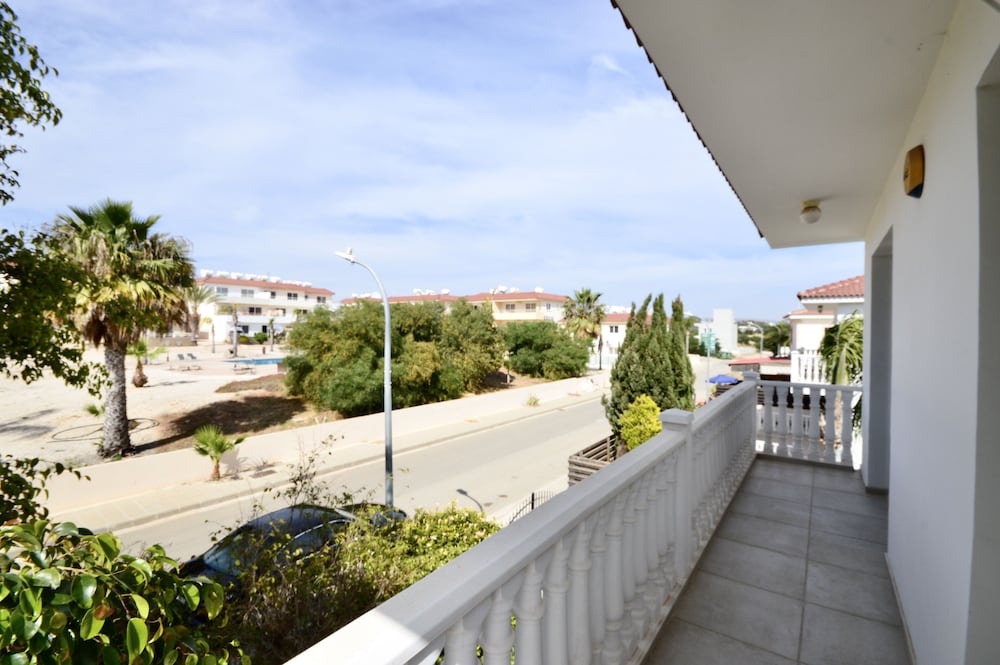 Villa Sleeps 8 With Private Pool
