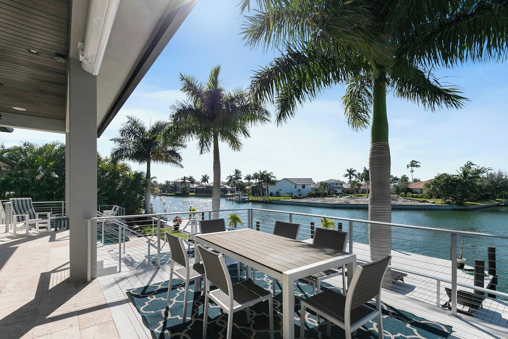 Marco Polo by Avantstay Waterfront 5bdr, Pool, Spa, Fire Pit, Walk to Beach