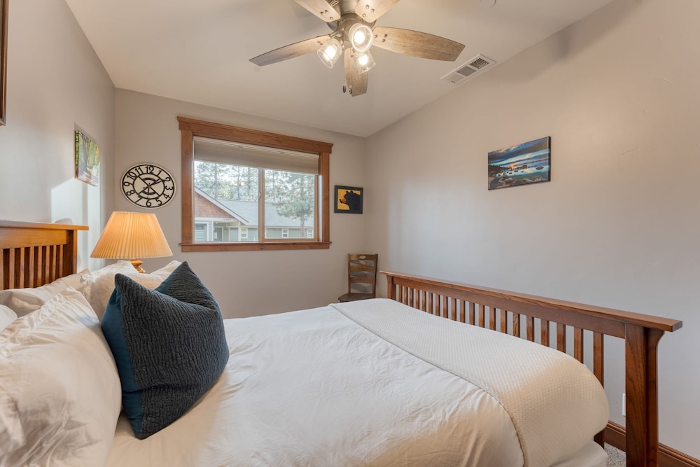 Denton by Avantstay Hot Tub Enclosed Deck w Fire Pit Near Skiing Lake