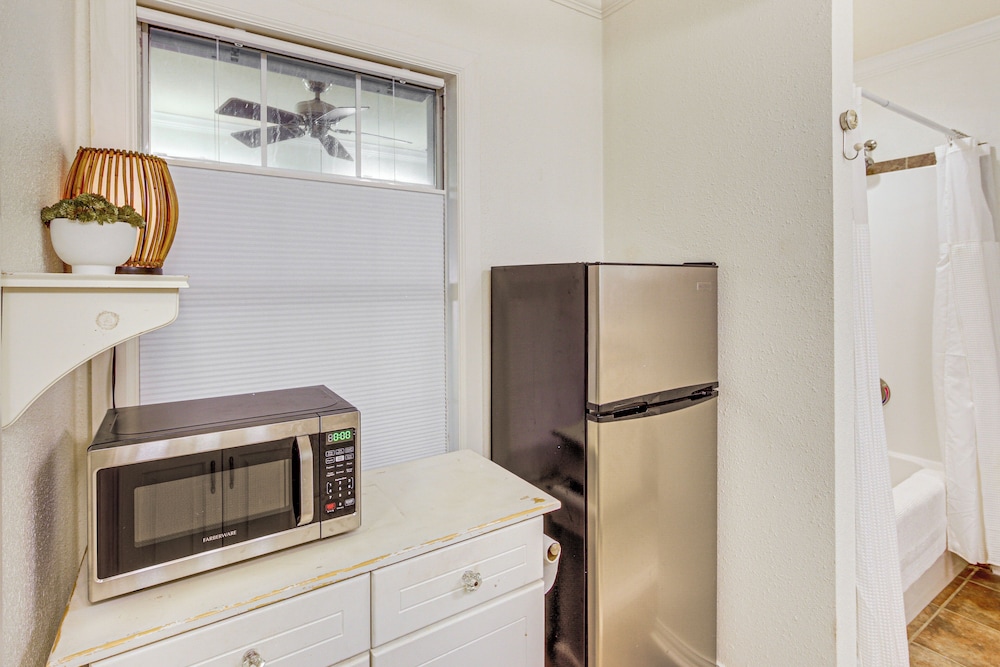 3 Mi to Downtown Tyler: Home w/ Fenced Yard!