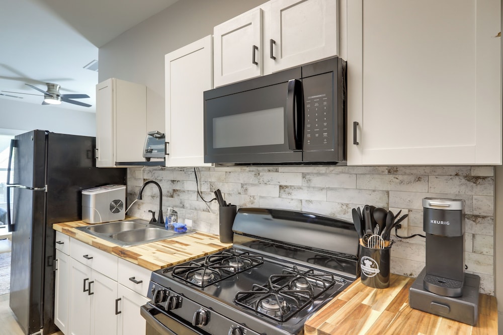 Pet-friendly ATL Hub - 9 Mi to Downtown