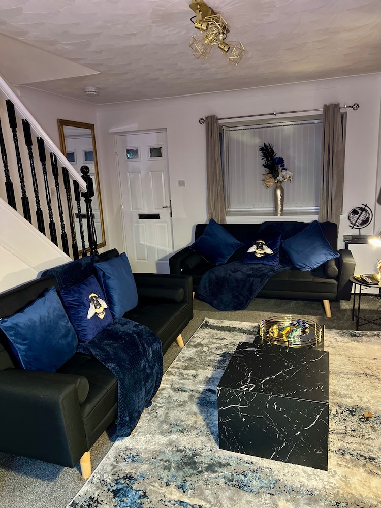 2-bed - Sleeps 4 - Pet Friendly & Free Parking