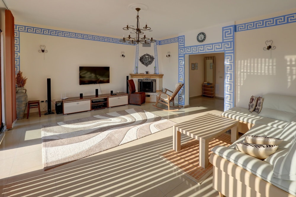 Lighthouse Luxe Estate Apart & Villas