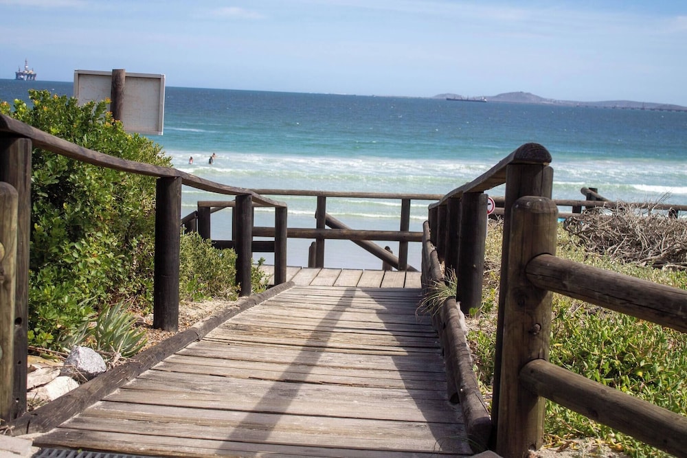 Paradys Oceanfront Submarine-style Holiday Home in Langebaan