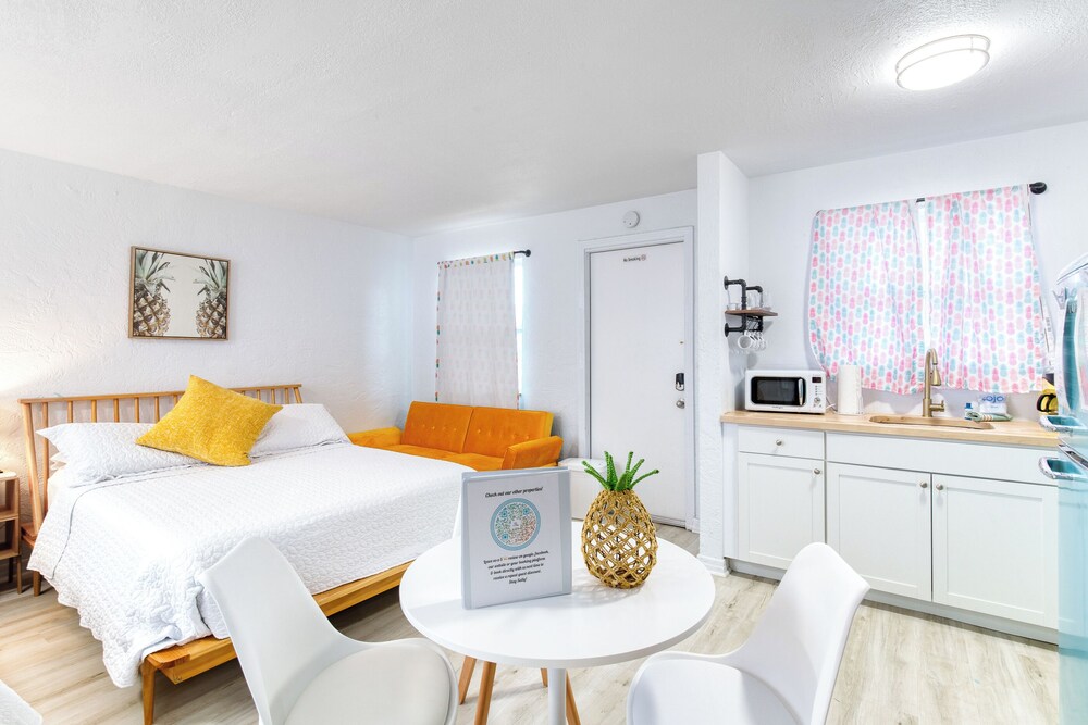 Pineapple Shores Retro Inn