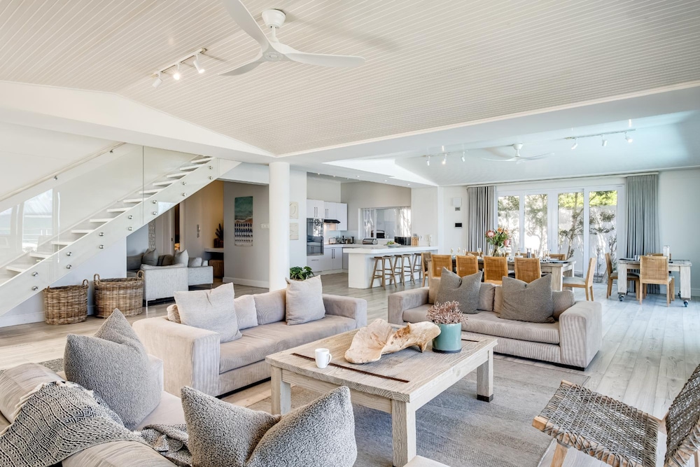Camps Bay Villa w Views Pool Sapphire Tide Retreat