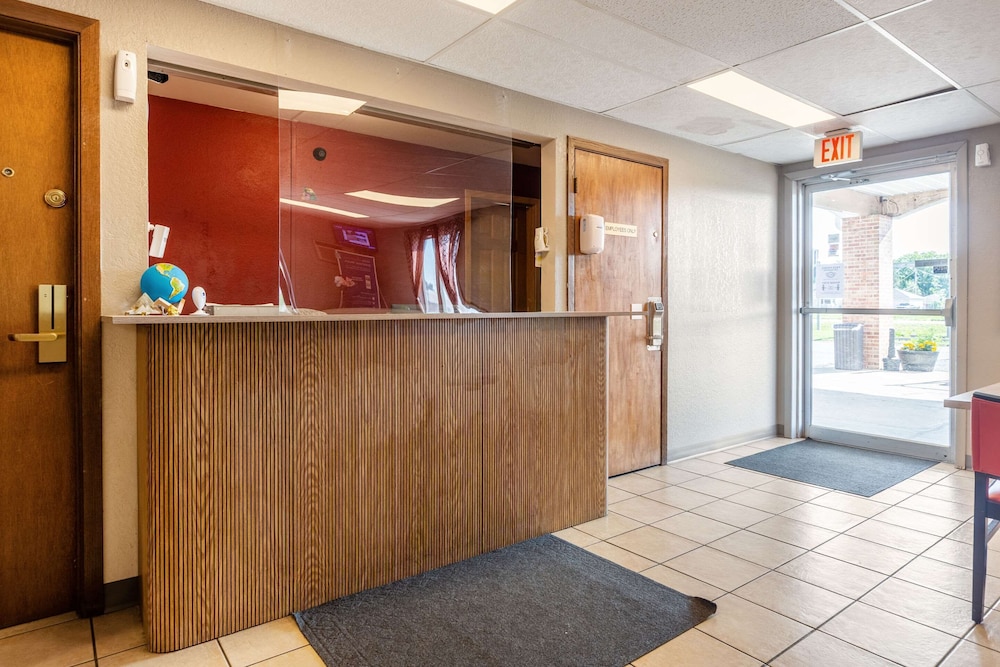 Econo Lodge Inn & Suites Escanaba North view 3