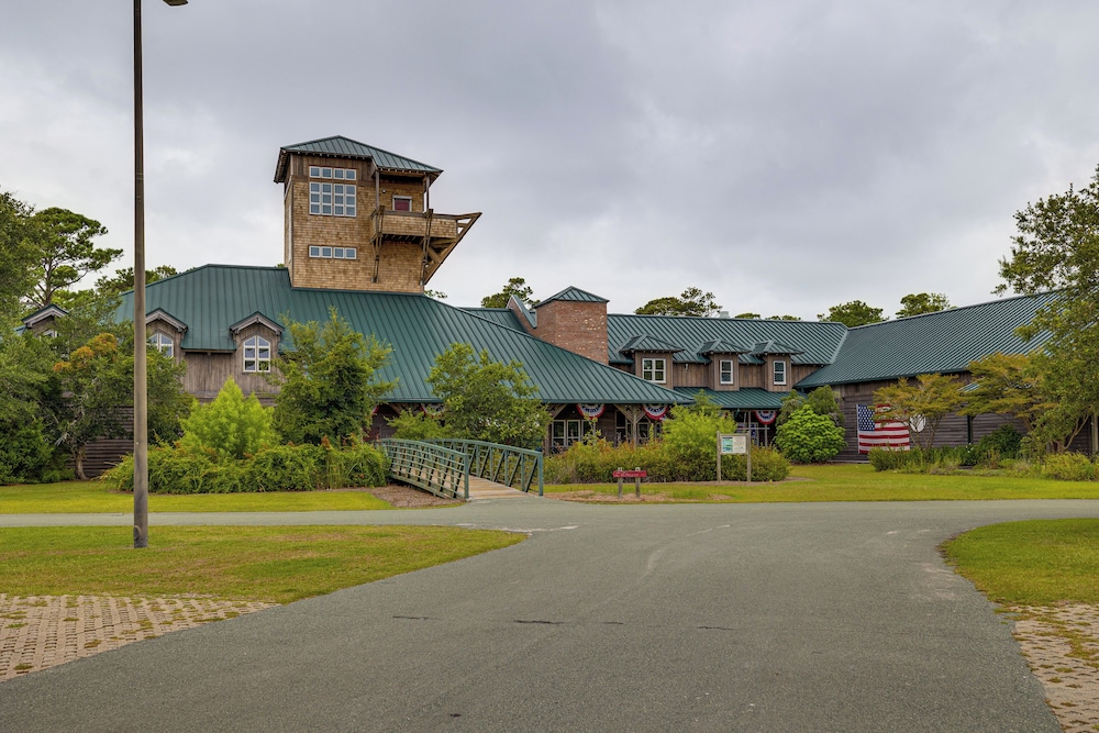 Harkers Island Getaway w/ Deck: Near Cape Lookout!