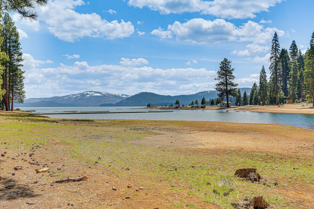 Quiet Cabin w/ Deck: Near Lake Almanor!