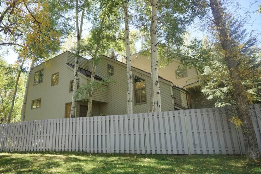 735 Bleeker St E #735 view 4