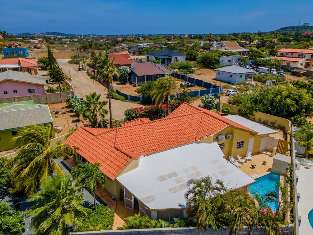 Cozy Central 4br3ba Home w Pvt Pool Largegarden