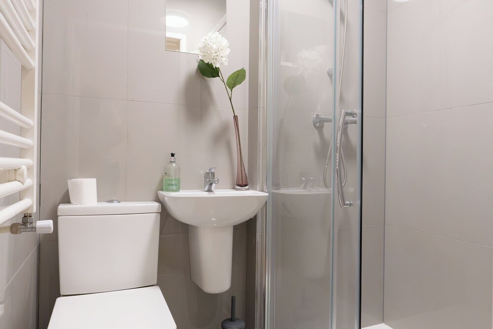 D'luxe 5-bed House - Sleeps 12 & Private Parking