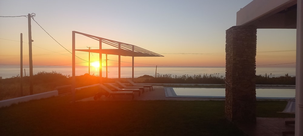 Cristelia Luxury Sea Front & Pool Villa