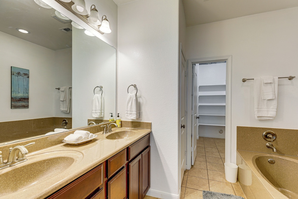 5 Mi to Lake Travis: Pet-friendly Home w/ Yard!