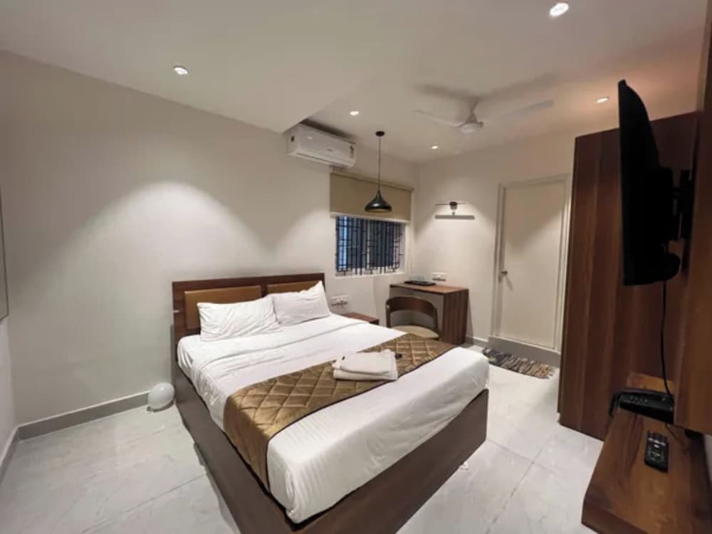 Fabhotel Serenity I