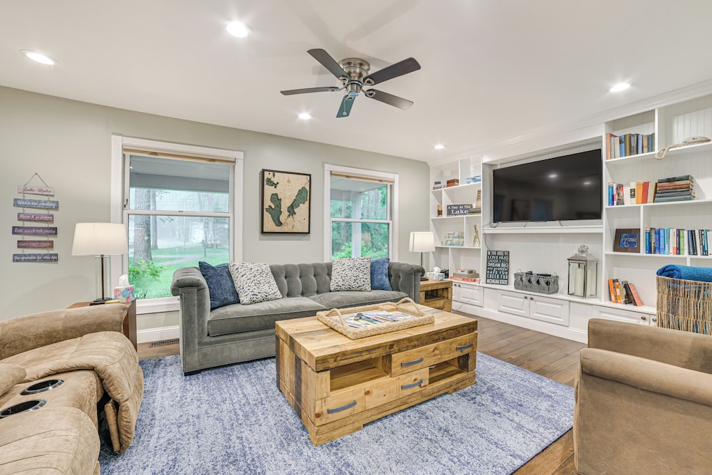 Sunroom, Dining Pavilion & More: Gem on Burt Lake!