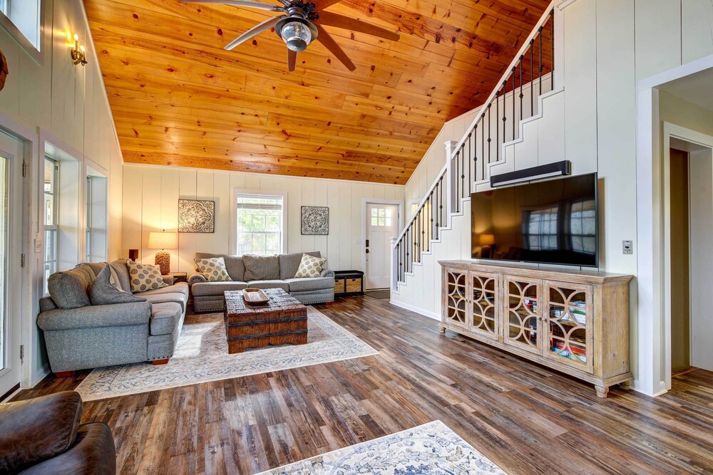 Lakefront Scottsville Retreat w/ Private Dock! view 5