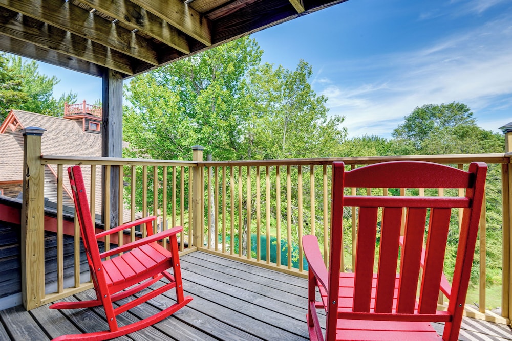 10 Mi to Mt Snow! Grand Estate Built to Entertain