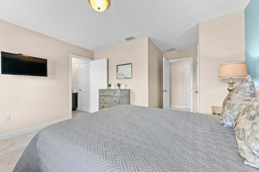 Spacious 5-Bedroom Resort Pool Home with Lake View 5 Villa