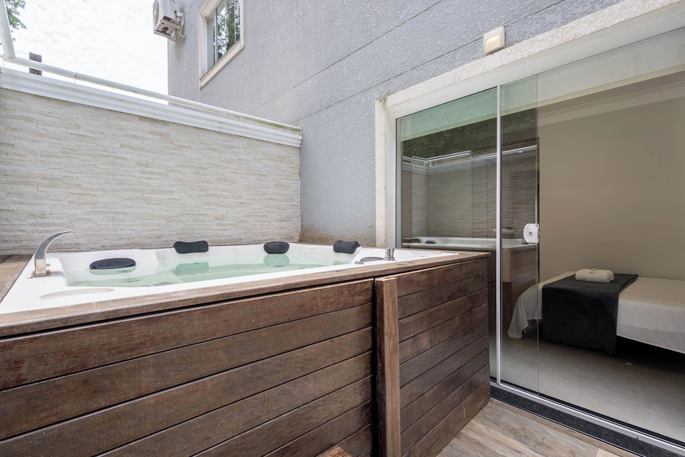 Apt w/ Jacuzzi 750 m From the Beach Pia0101