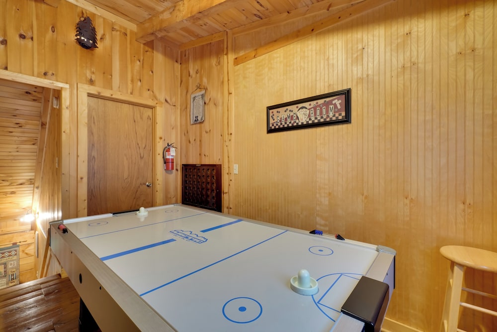 Hot Tub & Deck! 'bear Hugs Cabin' Near Gatlinburg