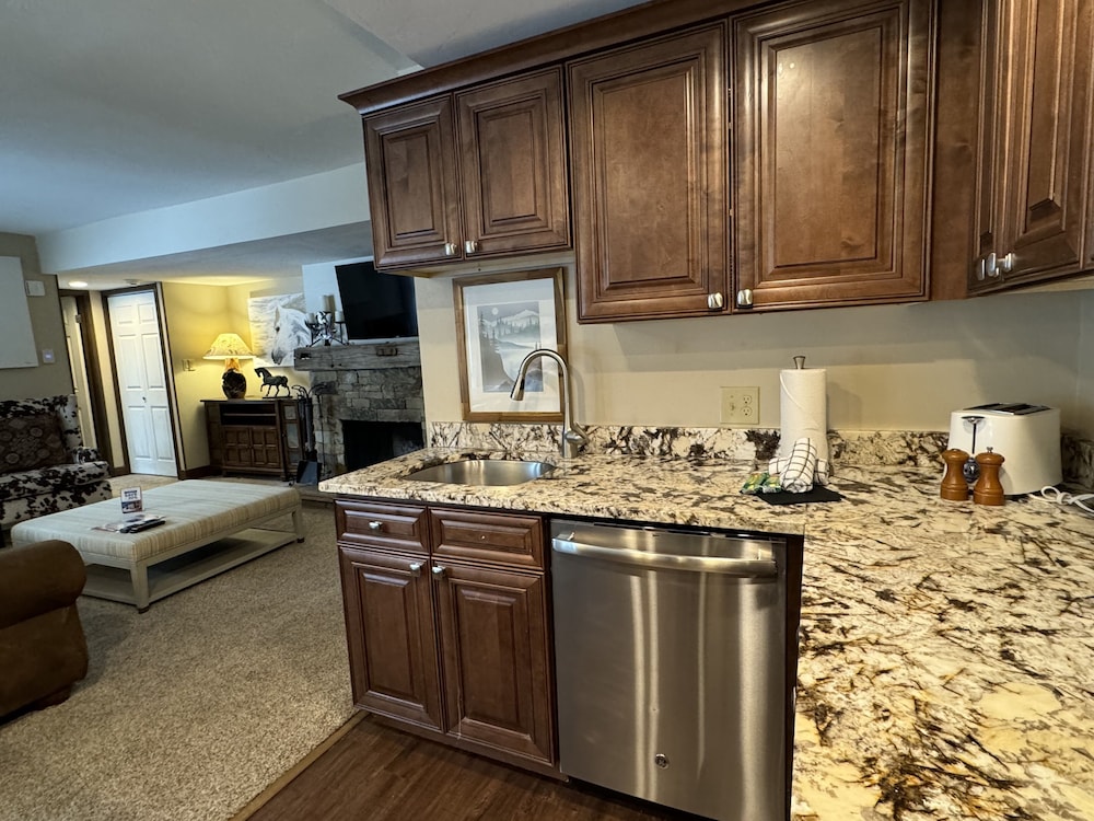 Beautiful Renovated 3br In Keystone 3 Bedroom Condo